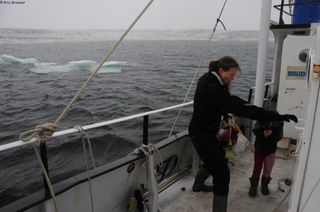 468_Cecile_et_Agathe_vont_a_la_douche