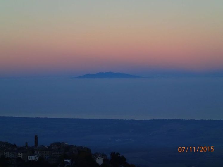 L'île de Monte Cristo au couchant, en rentrant du village ...