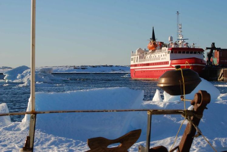 Port d'Aasiaat encombré de glaces Port d'Aasiaat encombré de glaces